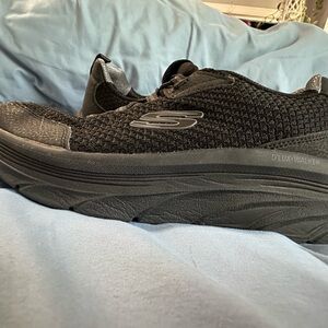 Women’s 9.5 Skechers D’Lux Walker